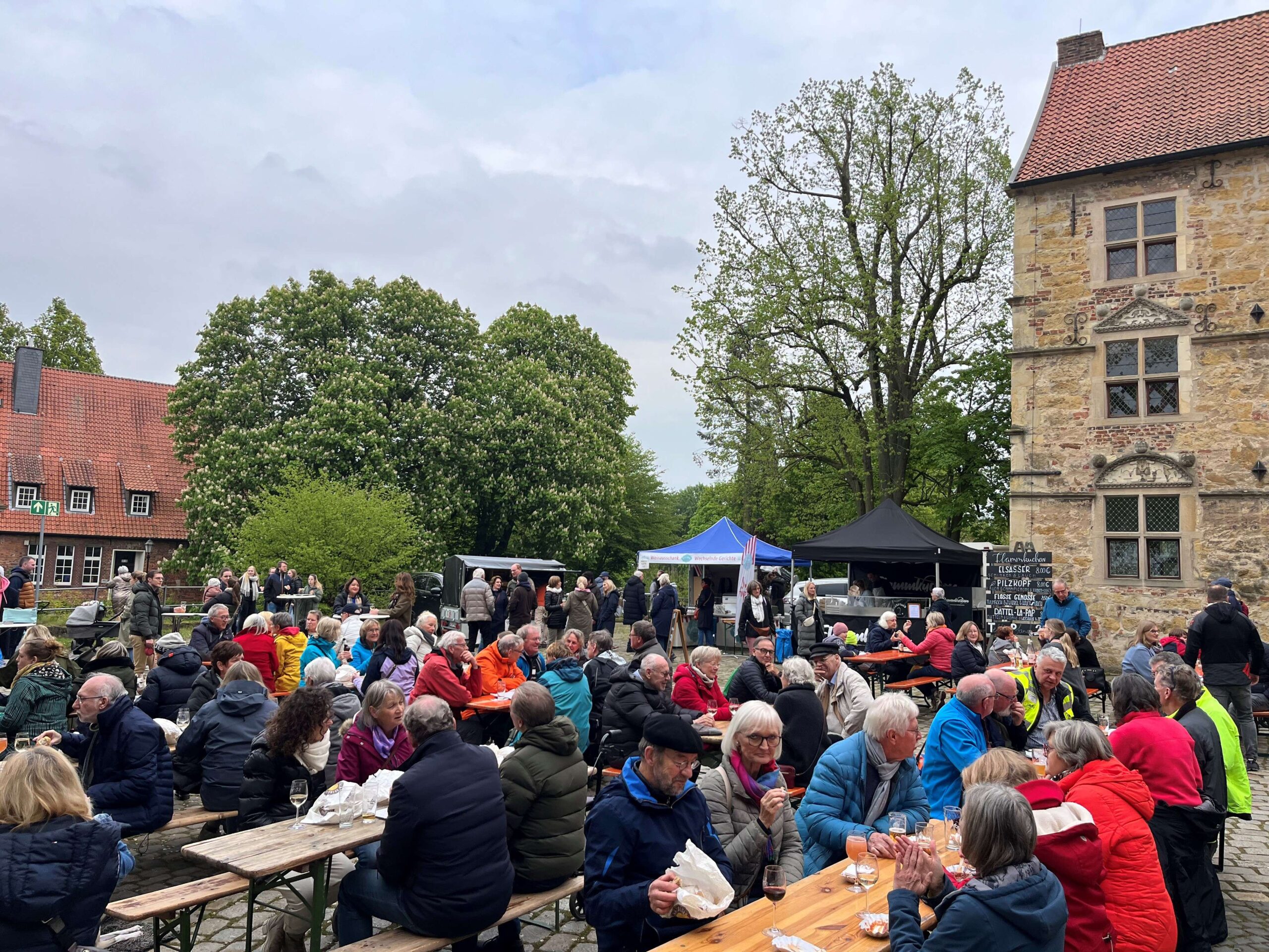abendmarkt-luedinghausen-impression-sitzbaenke-im-burghof